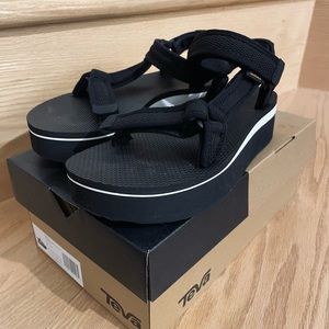 Brand new - Teva Women Flatform Universal Mesh Print. Size 7 US.